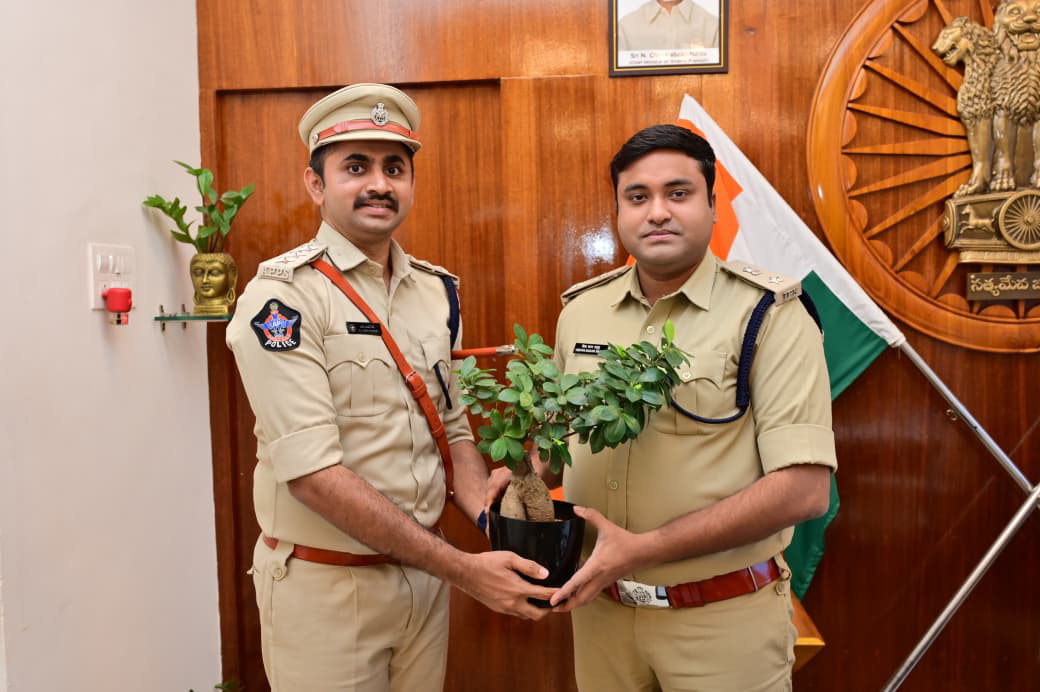 జిల్లా ఎస్పీ ని మర్యాదపూర్వకంగా కలిసిన నూతన డీఎస్పీలు