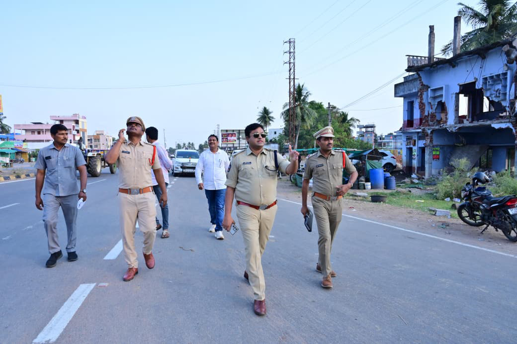 మచిలీపట్నం నుండి పెనమలూరు వరకు జాతీయ రహదారిపై గల బ్లాక్ స్పాట్స్‌ను ప్రత్యక్షంగా పరిశీలించిన జిల్లా ఎస్పీ వి విద్యా సాగర్ నాయుడు