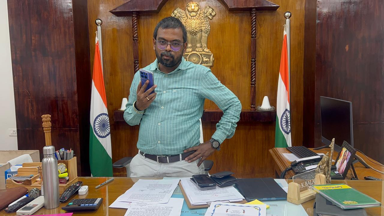 ముఖ్యమంత్రి కార్యాలయానికి అర్జీలు సమర్పించిన ఇద్దరు అర్జీదారులతో మాట్లాడిన జిల్లా కలెక్టర్ డీకే బాలాజీ