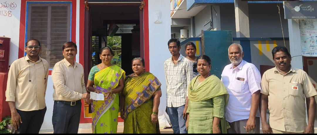 భీమా సొమ్మును నామిని కి అందించిన పోస్టల్ సూపరింటెండెంట్ శ్రీనివాస రావు