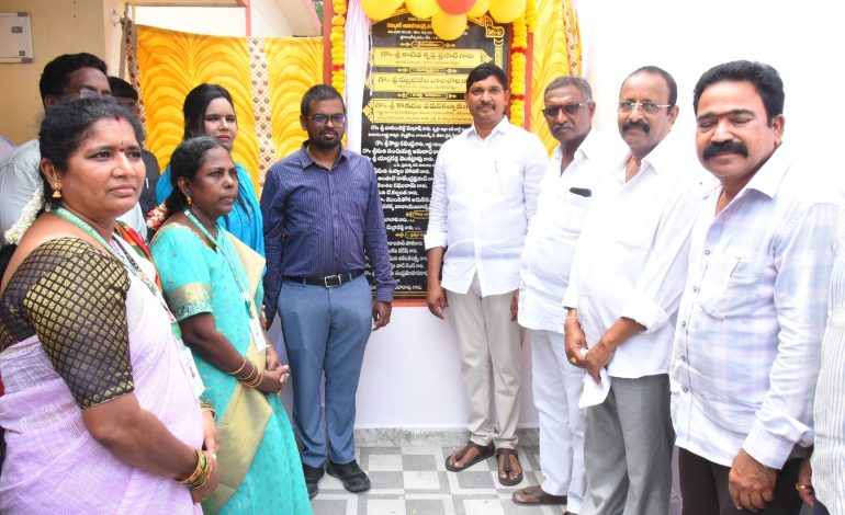 బల్లిపర్రు గ్రామంలోని గురుకుల పాఠశాలలో కమ్యూనిటీ సానిటరీ కాంప్లెక్స్ ప్రారంభం