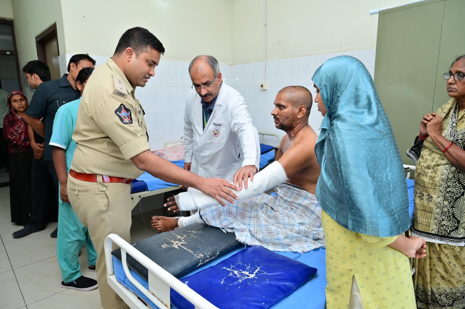 బాణసంచా పేలుడు గాయపడిన పోలీసులు క్షేమంగా డిస్చార్జ్..