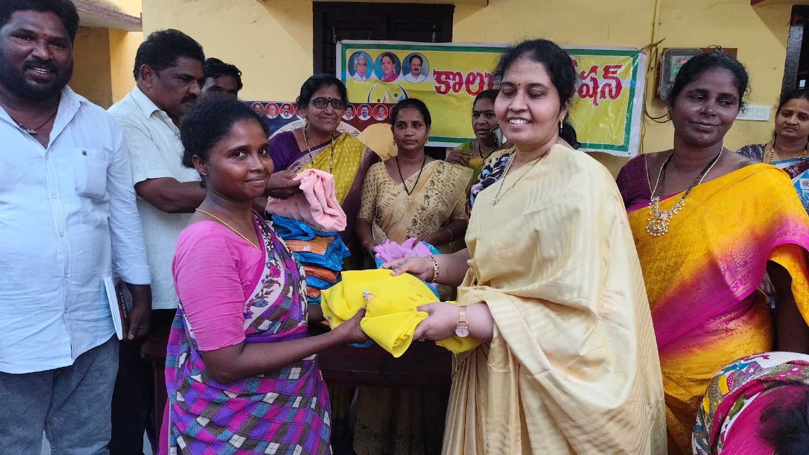 పేదలకు చీరలు పంపిణీ చేసిన కొల్లు నీలిమ