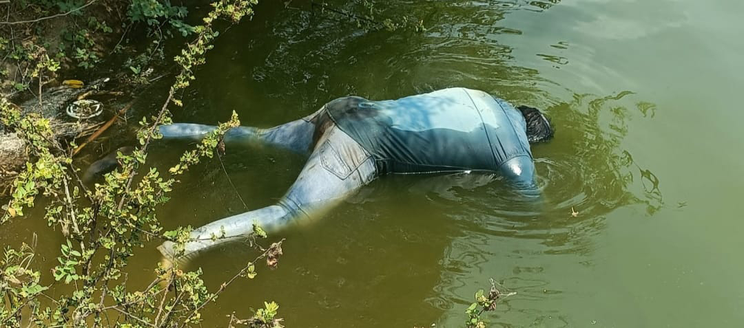 పంపుల చెరువులో మృతదేహం కలకలం