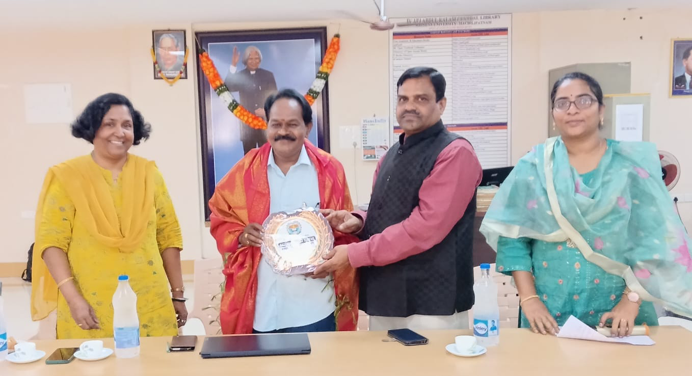 పుస్తకాలను చదవడం ఆసక్తి గా మార్చుకోవాలి- కెయూ ఉపకులపతి ఆచార్య కె. రాంజీ