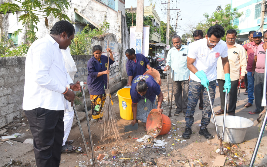 పరిసరాల శుభ్రత పాటిస్తూ ఆరోగ్యం సంరక్షించుకోవాలి… ఇంచార్జ్ కలెక్టర్ నవీన్