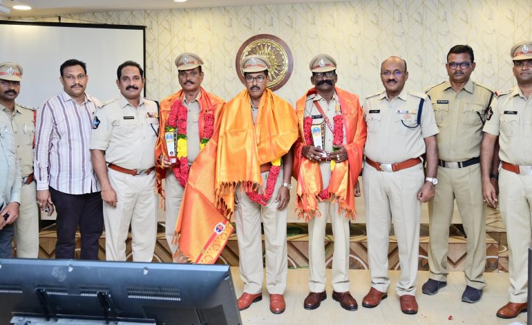 పదవి విరమణ చెందిన సిబ్బందికి ఆత్మీయ వీడ్కోలు పలికిన పోలీసు అధికారులు