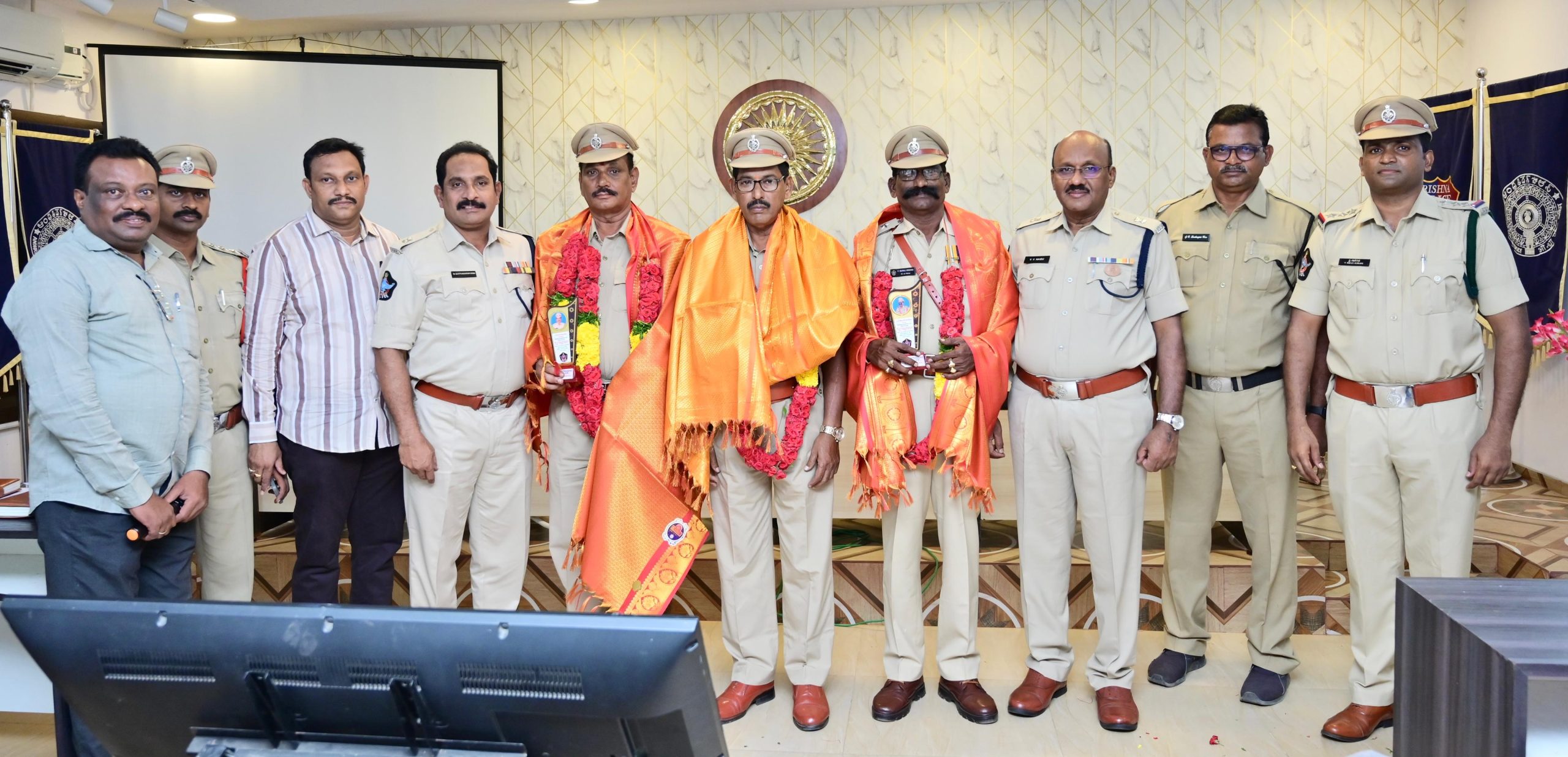 పదవి విరమణ చెందిన సిబ్బందికి ఆత్మీయ వీడ్కోలు పలికిన పోలీసు అధికారులు