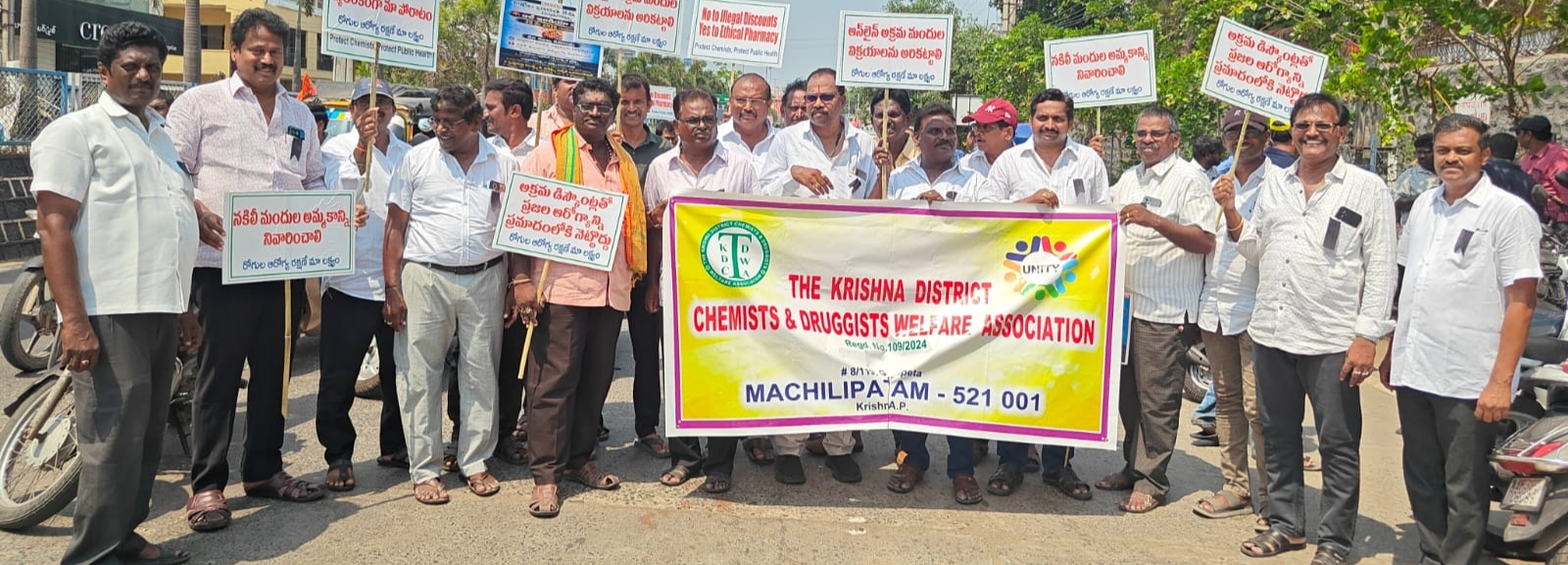 స్వచ్ఛందంగా మెడికల్ షాపులను మూసివేసిన నిర్వాహకులు