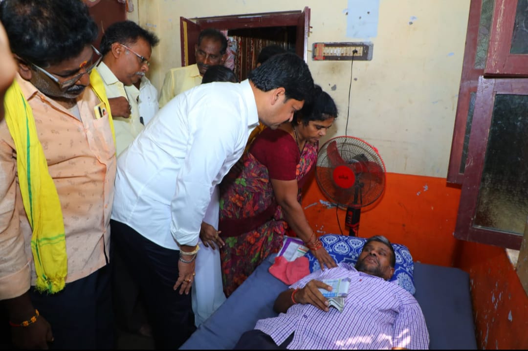 మచిలీపట్నంలో పెన్షన్ల పంపిణీ కార్యక్రమంలో మంత్రి కొల్లు రవీంద్ర