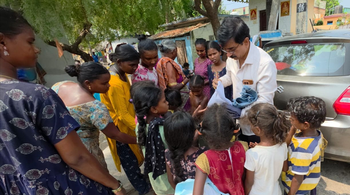 యానాదులు కాలనీలో సాఫ్ట్వేర్ ఇంజనీర్ల వితరణ