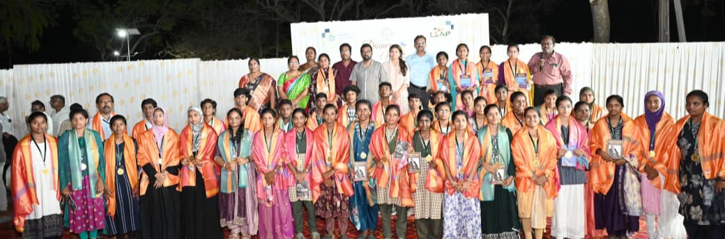 ప్రభుత్వ పాఠశాలలు, కళాశాలలలో ఉత్తమ ఫలితాలు సాధించిన విద్యార్థులకు జిల్లా కలెక్టర్ విందు