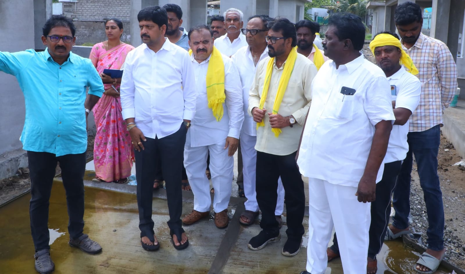 మచిలీపట్నం బైపాస్ రోడ్డులోని శ్మశాన వాటికలో అభివృద్ధి పనులు పరిశీలించిన మంత్రి కొల్లు రవీంద్ర