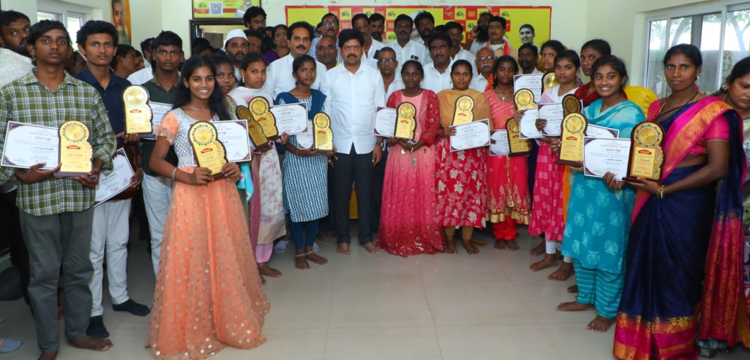 బందరు సాంఘిక సంక్షేమ శాఖ విద్యార్ధులకు మంత్రి కొల్లు రవీంద్ర సన్మానం
