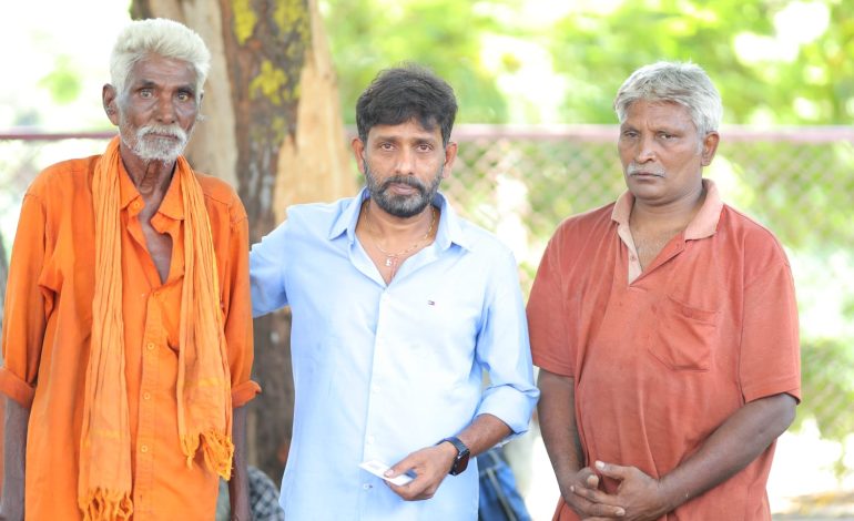 ఇద్దరు వృద్ధులకు ఆశ్రయం కల్పించిన హెల్పింగ్ హాండ్స్