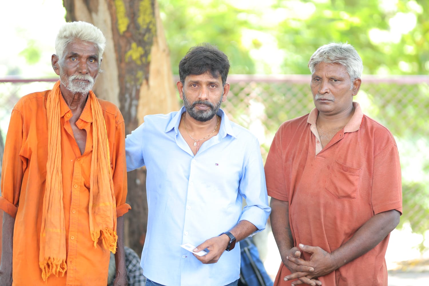 ఇద్దరు వృద్ధులకు ఆశ్రయం కల్పించిన హెల్పింగ్ హాండ్స్