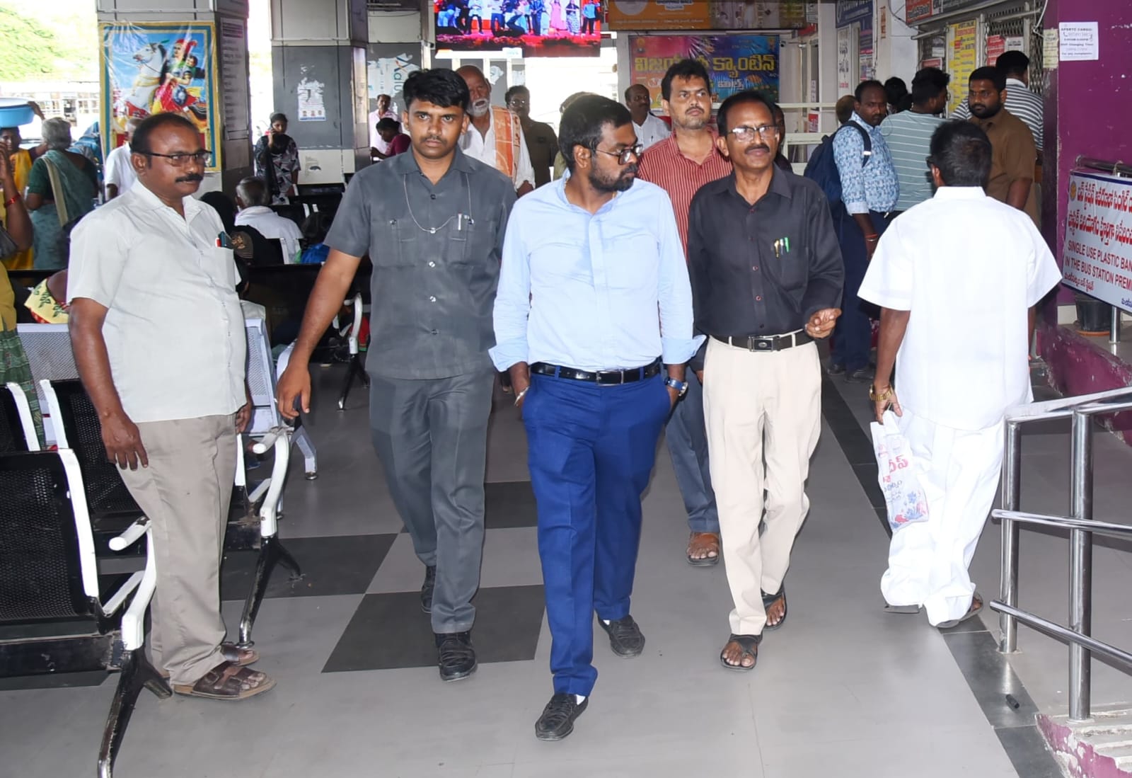 ఆర్టీసీ బస్టాండ్ ను ఆకస్మికంగా తనిఖీ చేసిన జిల్లా కలెక్టర్ డీకే బాలాజీ