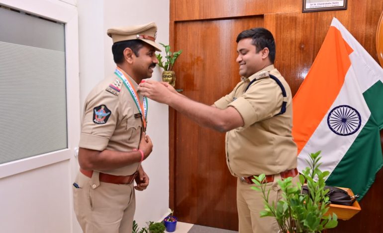 ఆల్ ఇండియా పోలీస్ బ్యాడ్మింటన్ క్లస్టర్‌లో రజత పతకం సాధించిన కృష్ణా డీసీఆర్‌బీ ఇన్‌స్పెక్టర్