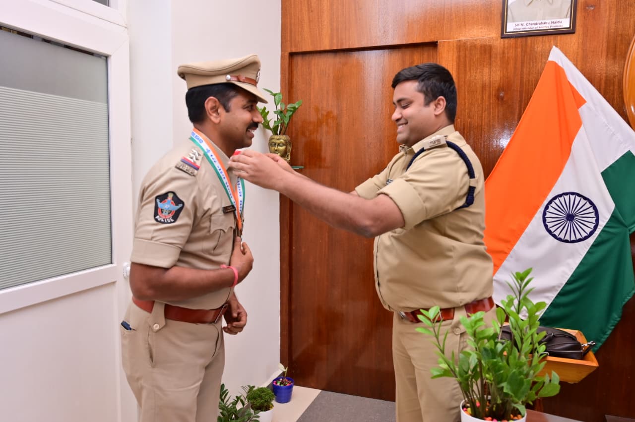 ఆల్ ఇండియా పోలీస్ బ్యాడ్మింటన్ క్లస్టర్‌లో రజత పతకం సాధించిన కృష్ణా డీసీఆర్‌బీ ఇన్‌స్పెక్టర్