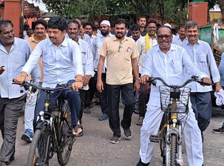 ప్రజాక్షేత్రంలో మంత్రి కొల్లు పర్యటన