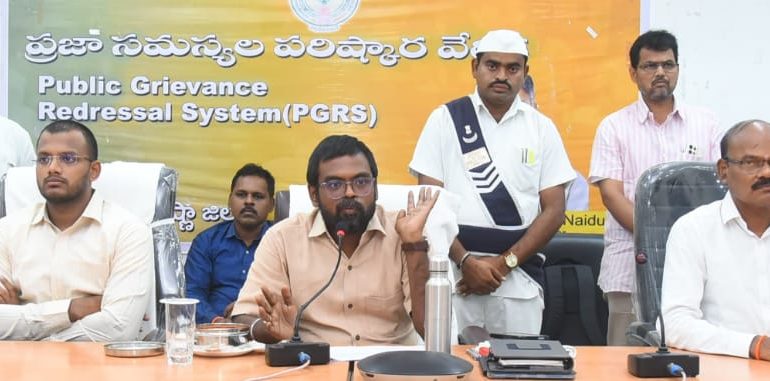 కలెక్టరేట్ మీకోసంలో మొత్తం 135 అర్జీలు