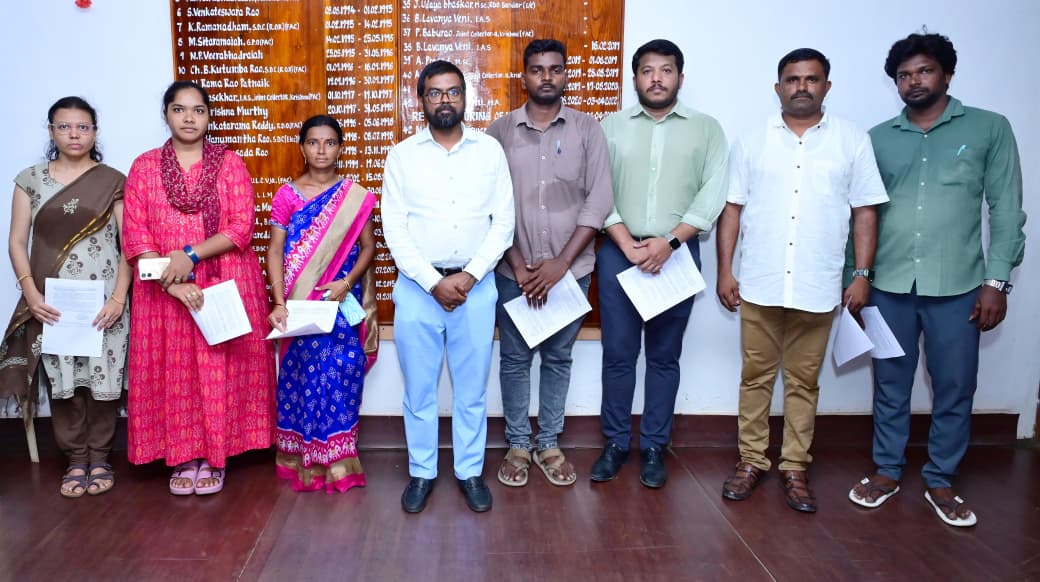 కారుణ్య నియామక పత్రాలు అందజేసిన కలెక్టర్ డీకే బాలాజీ