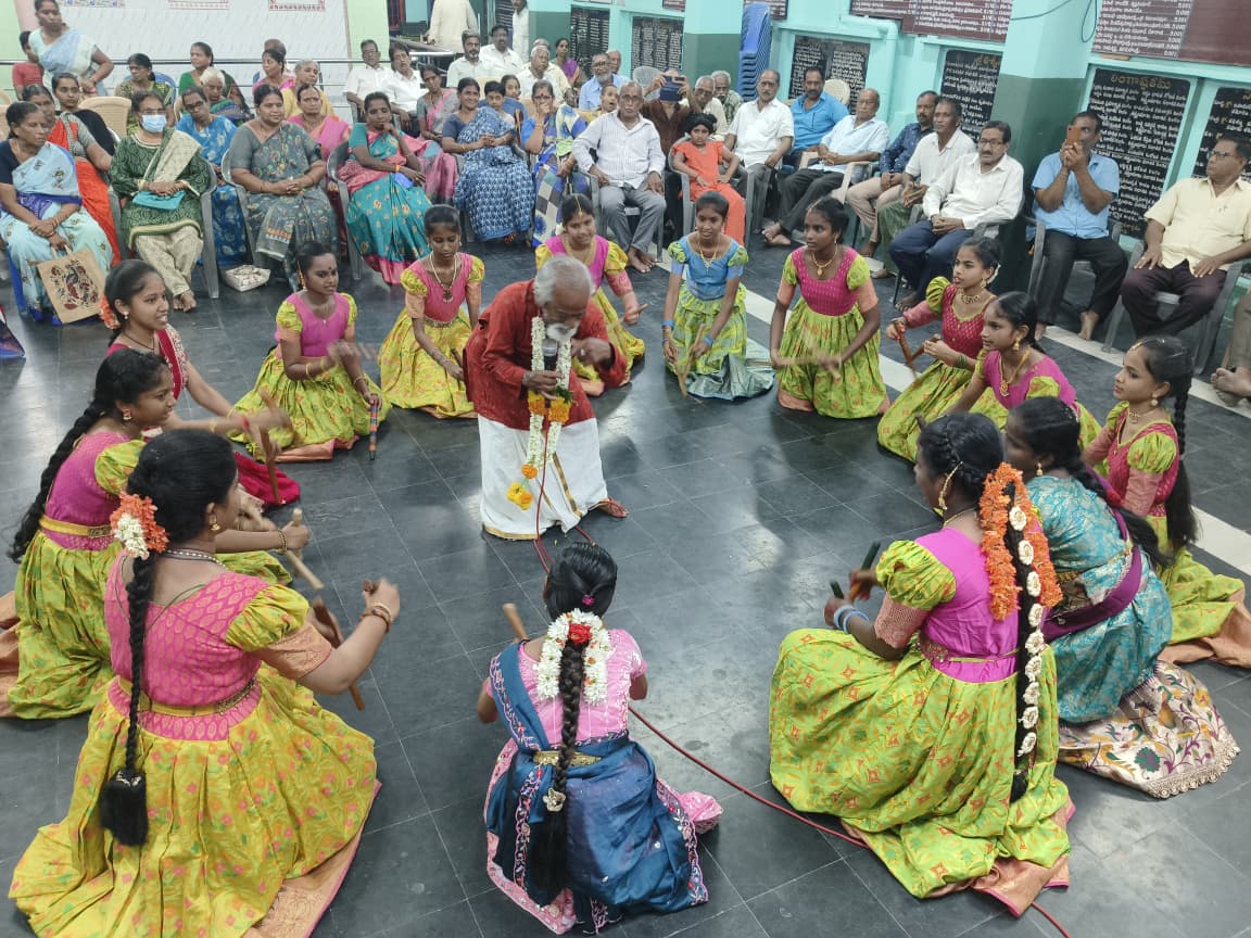 శ్రీ ప్రసన్నాంజనేయ స్వామి దేవస్థానం నందు కోలాట ప్రదర్శన