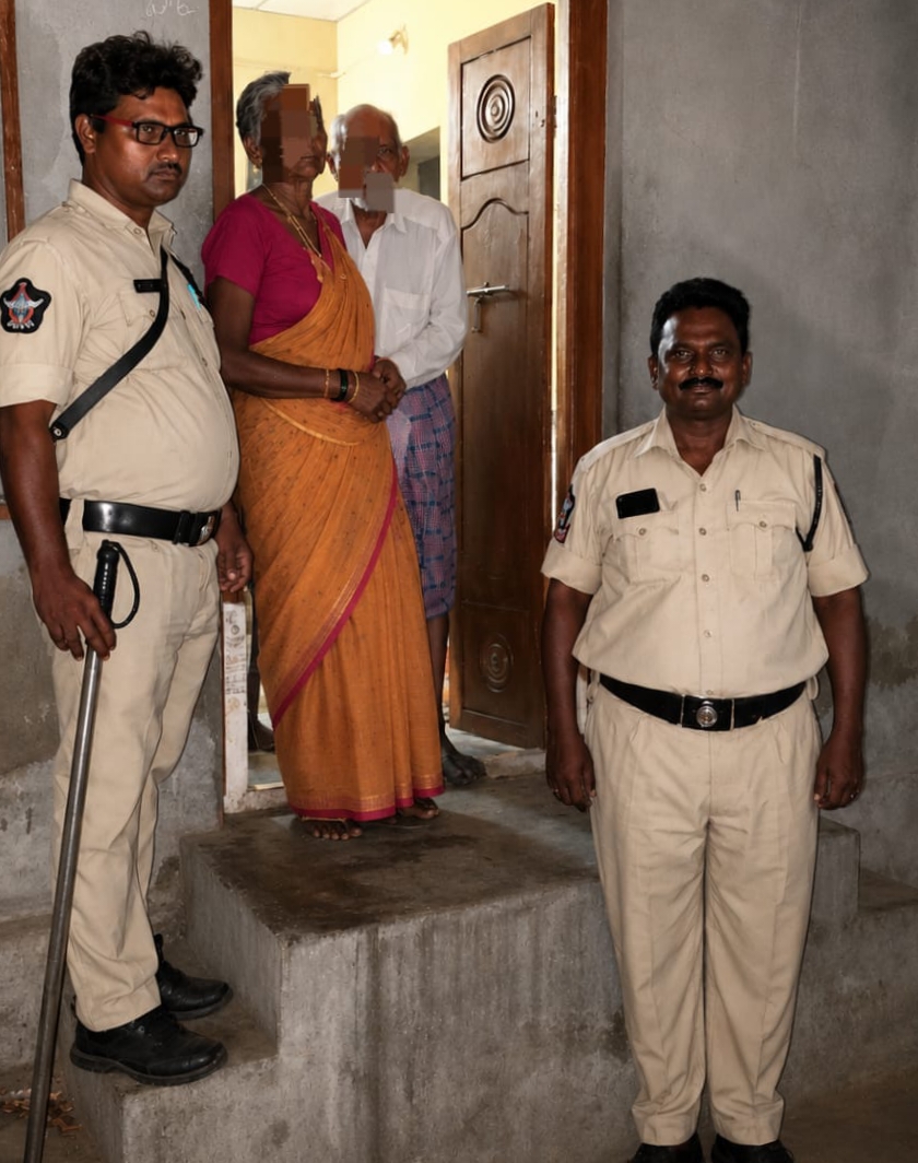 వృద్ధ మహిళను కుటుంబ సభ్యులకు అప్పగింత