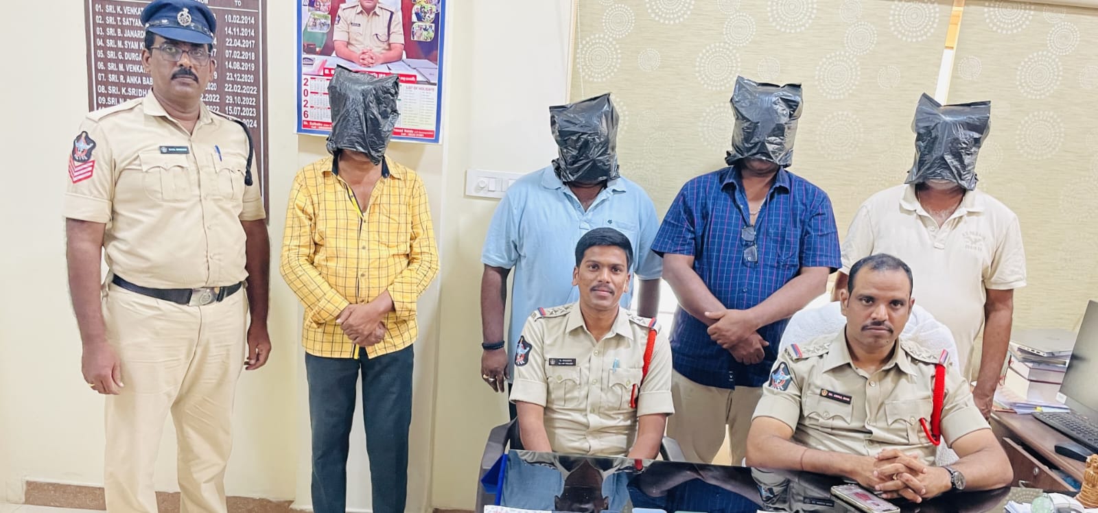 ఐపీఎల్ ఆన్‌లైన్ బెట్టింగ్ ముఠాపై పోలీసులు ఆకస్మిక దాడి