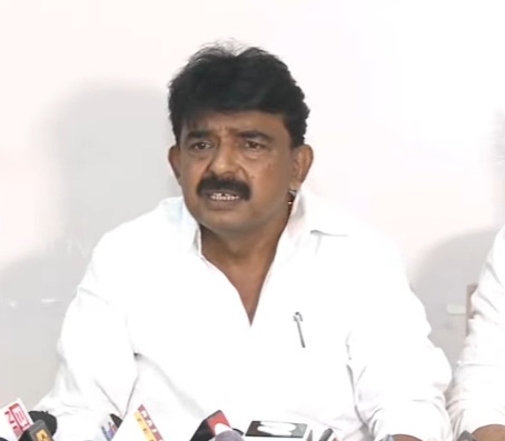 సోషల్ మీడియాలో పబ్లిసిటీ కోసం తోలుబొమ్మలాంటి కమిషనర్ ని నిలదీయడం దేనికి? : మాజీ మంత్రి పేర్ని నాని