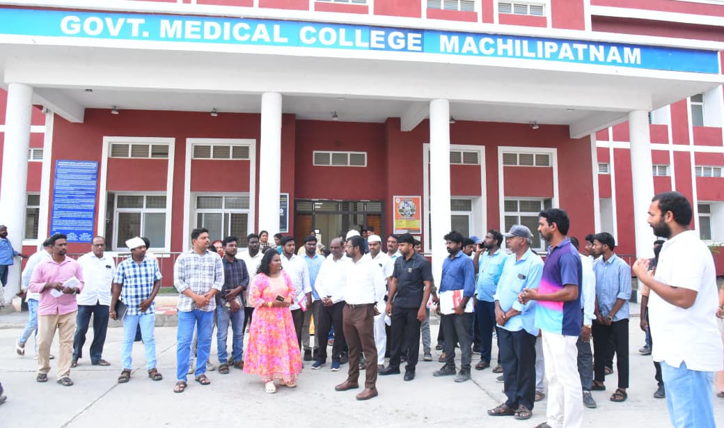 మచిలీపట్నం ప్రభుత్వ వైద్య కళాశాల భవన నిర్మాణ పనులను త్వరితగతిన పూర్తి చేయాలి – జిల్లా కలెక్టర్ డీకే బాలాజి