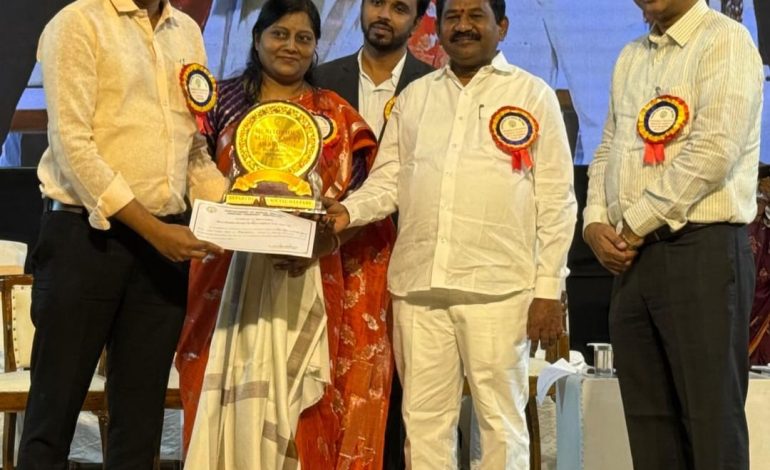 సాంఘిక సంక్షేమ శాఖలో రాష్ట్ర స్థాయి ఉత్తమ అధికారిగా షేక్ షాహిద్ బాబు కి అవార్డు