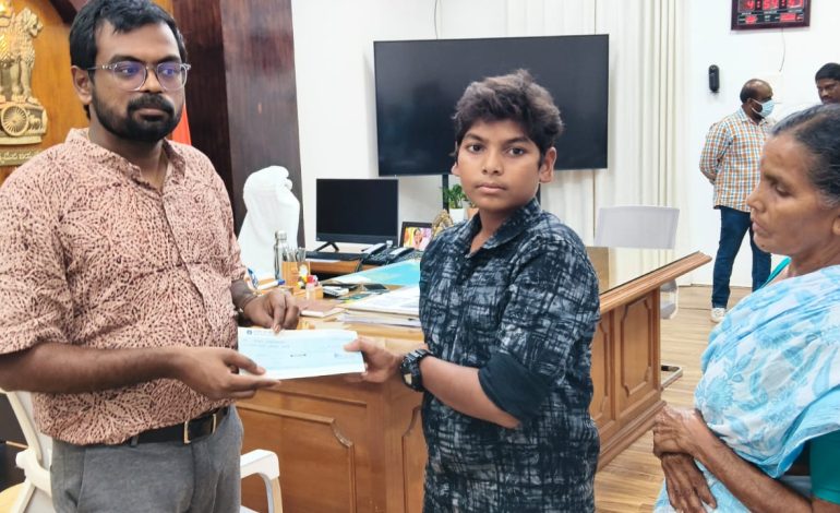 రిమాండ్ ఖైదీ కుమారునికి రూ.5 లక్షల నష్ట పరిహార చెక్కు పంపిణీ
