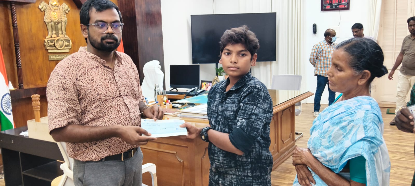 రిమాండ్ ఖైదీ కుమారునికి రూ.5 లక్షల నష్ట పరిహార చెక్కు పంపిణీ