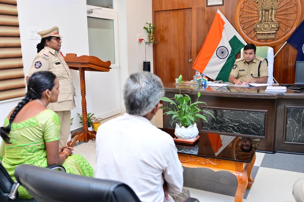జిల్లా పోలీసు కార్యాలయంలో నిర్వహించిన “మీకోసం”కు మొత్తం 52 ఫిర్యాదులు