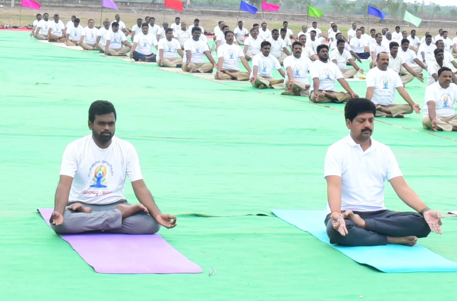 జూన్ 7 నుండి 21 తేదీ వరకు యోగాంధ్ర కార్యక్రమాలు ముమ్మరంగా ఏర్పాటు చేస్తున్న జిల్లా కలెక్టర్ డీకే బాలాజీ