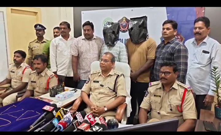 మచిలీపట్నంలో వరుస చైన్ స్నాచింగ్‌లకు పాల్పడిన ఇద్దరు అరెస్ట్
