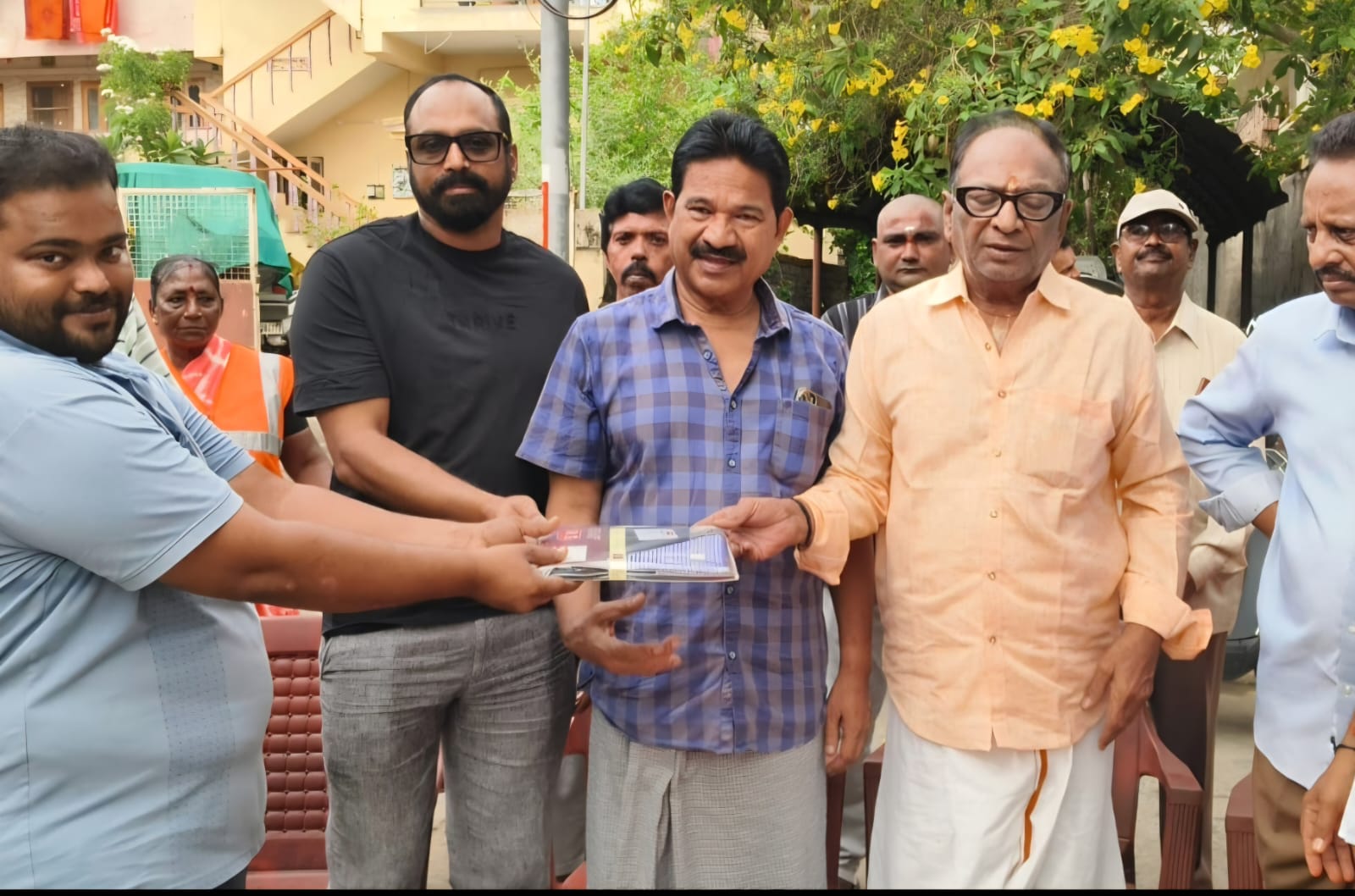 45వ డివిజన్ లో శానిటేషన్ సిబ్బందికి బెరాకా మినిస్ట్రీస్ అధినేత డాక్టర్ బి.ఎస్. కిరణ్ పాల్ వితరణ