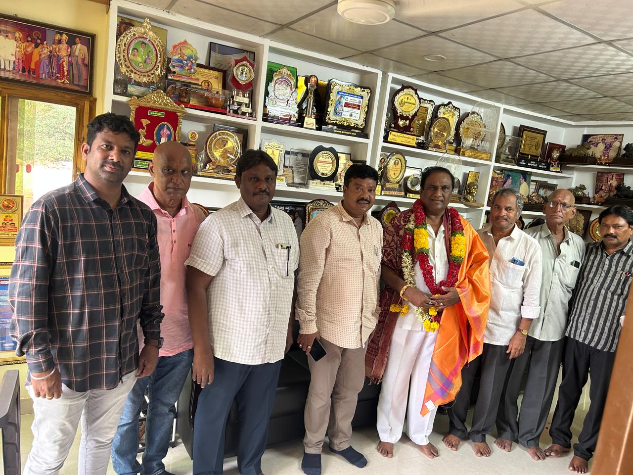 కేంద్ర సంగీత నాటక అకాడమీ అవార్డు గ్రహీత గుమ్మడి గోపాలకృష్ణకు జిల్లా యంత్రాంగం ఘన సన్మానం