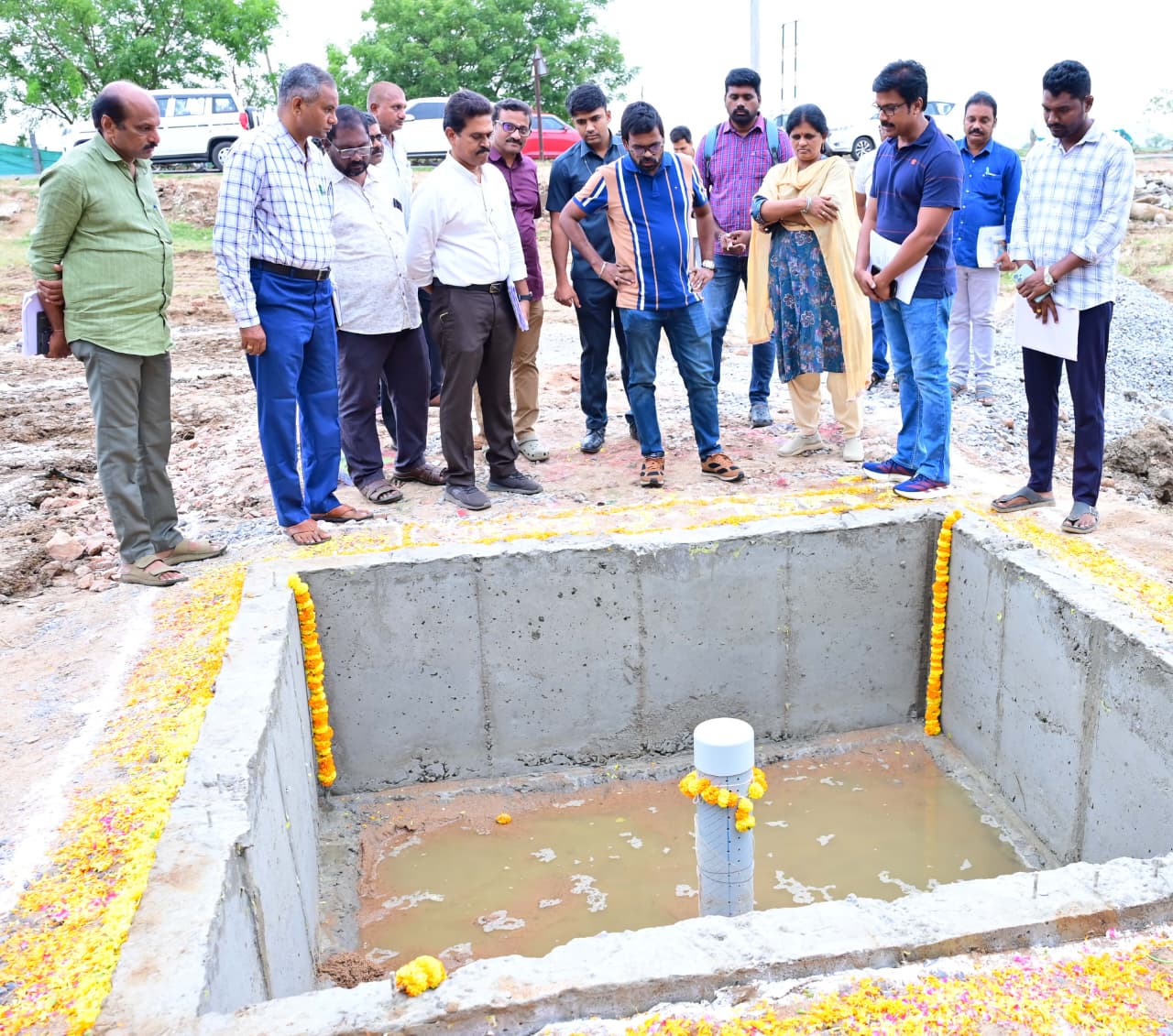 భూగర్భ జలాల పెంపుదలకు రీఛార్జ్ బావుల నిర్మాణం చేపట్టాలి –– జిల్లా కలెక్టర్