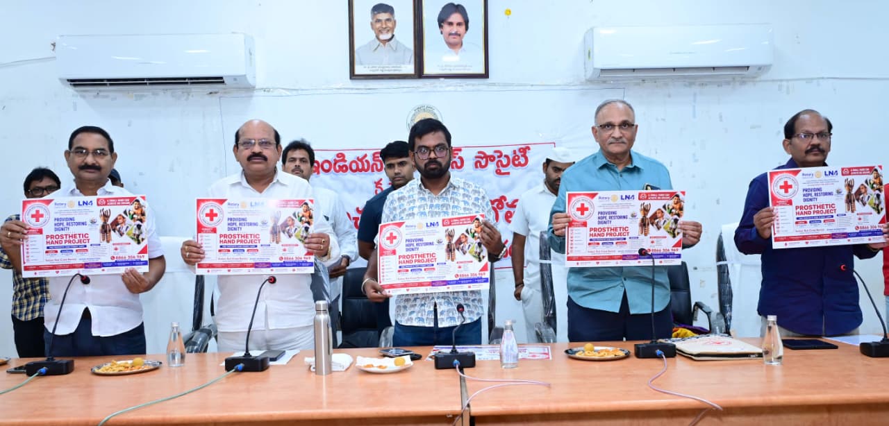 ప్రపంచ రక్తదాతల దినోత్సవం సందర్భంగా రక్తదాతలను సన్మానించిన జిల్లా కలెక్టర్