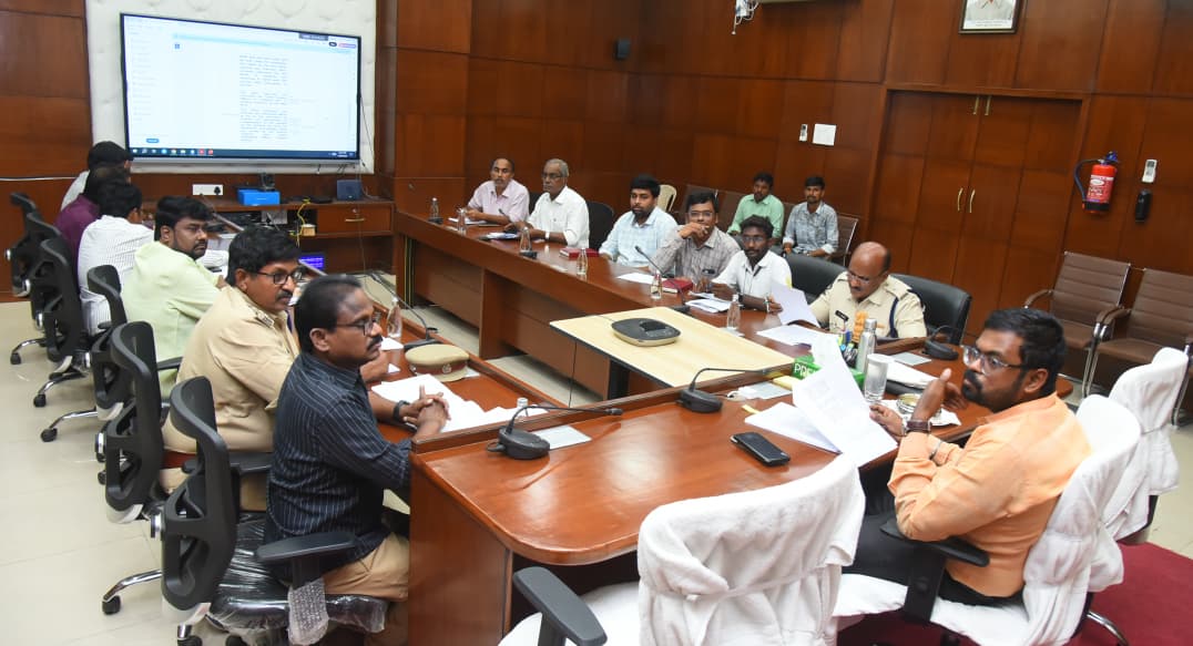 రహదారి ప్రమాదాల నివారణకు సమన్వయంతో పనిచేయాలి – జిల్లా కలెక్టర్ డీకే బాలాజి