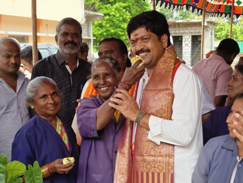 కోలాహాలంగా మంత్రి కొల్లు రవీంద్ర పుట్టిన రోజు వేడుకలు