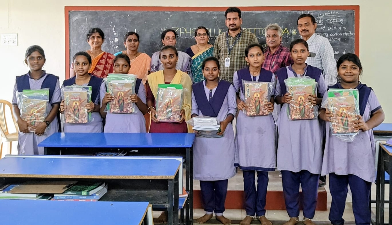 పురిటిగడ్డ హైస్కూల్ ప్లస్ విద్యార్థినులకు స్టడీ మెటీరియల్స్ పంపిణీ