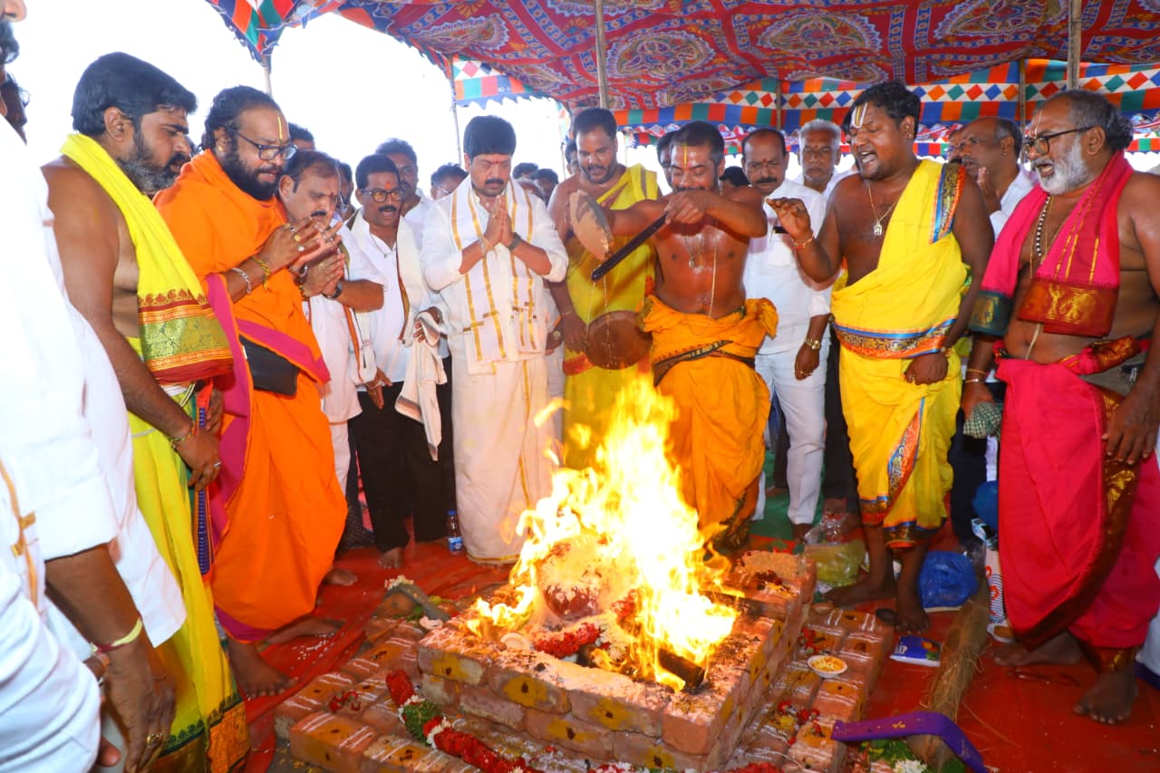 63 అడుగుల సహజ మట్టి గణేశ విగ్రహం, ఉపాలయాల నిర్మాణానికి శంకుస్థాపన