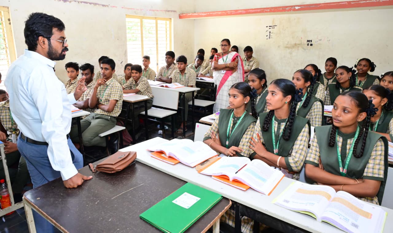 విద్యార్థులు ఉన్నత లక్ష్యాలతో, ముందస్తు ప్రణాళికతో చదివితేనే విజయాలు సాధ్యం – జిల్లా కలెక్టర్ డీకే బాలాజి