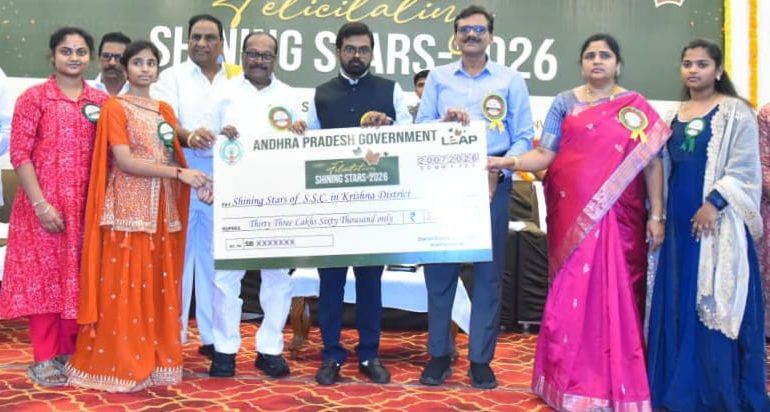 విజయానికి పాఠ్యపుస్తకాలే బలమైన పునాది: జిల్లా కలెక్టర్ డీకే బాలాజి