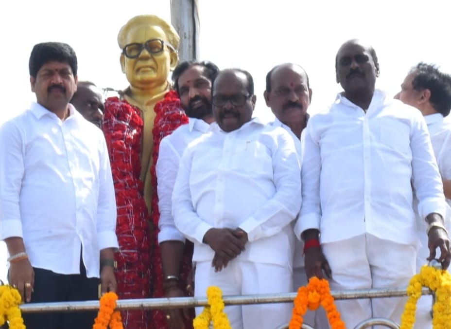 స్వాతంత్ర సమరయోధుడు సర్దార్ గౌతు లచ్చన్నకు ఘనంగా నివాళులర్పించిన మంత్రి, ఏపీఎస్ఆర్టీసీ చైర్మన్ కొనకళ్ళ నారాయణరావు