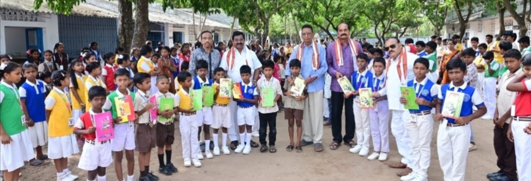 గాంధీ విద్యాలయంలో వేమూరి సేవా ట్రస్ట్ ఆధ్వర్యంలో నోట్ పుస్తకాల పంపిణీ