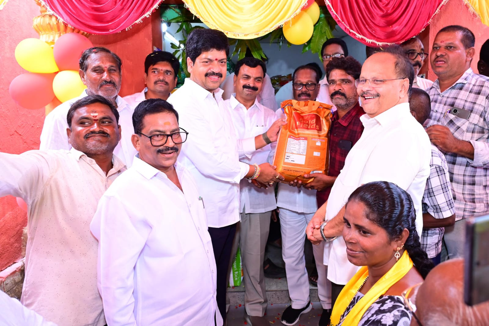 మచిలీపట్నం రైతు బజార్‌లో సబ్సిడీ ధరలకు బియ్యం పంపిణీ కార్యక్రమాన్ని ప్రారంభించిన మంత్రి కొల్లు రవీంద్ర